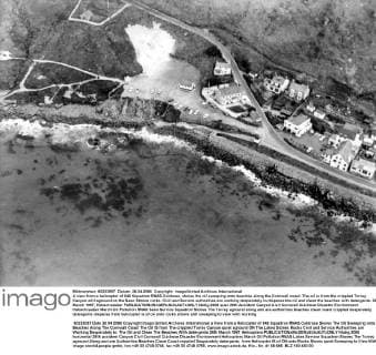 A view from a helicopter of 848 Squadron RNAS Culdrose, shows the oil sweeping onto beaches along the Cornwall coast. The oil is from the crippled Torrey Canyon still aground on the Seen Stones rocks. Civil and Service authorities are working desperately to disperse the oil and clean the beaches with detergents. 26th March 1967, Hubschrauber  UnitedArchives01029556