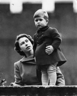 State visit by Queen Juliana of the Netherlands. Prince Charles and his mother, Princess Elizabeth watch the procession from the wall of Clarence House. 22nd November 1950., Adel, Hochadel, König, Königin, Königshaus, Niederlande, Holland, Prinz, Kind, Kleinkind  UnitedArchives01033204