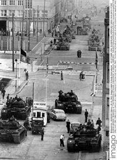 28 OCTOBER 1961 RUSSIAN AND AMERICAN TANKS FACE EACH OTHER DURING BORDER TENSIONS AT THE FRIEDRICHSTRASSE CHECKPOINT IN BERLIN, GERMANY.  UnitedArchives01074158