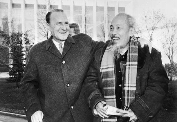 IMAGO History, Vietnamkrieg: 1955-1975 18 OCTOBER 1961 HUNGARIAN LEADER, JANOS KADAR, EMBRACES THE LEADER OF NORTH VIETNAM, HO CHI MINH, AT THE 22ND CONGRESS OF THE SOVIET COMMUNIST PARTY IN MOSCOW, USSR., Vereinigte Staaten von Amerika, Krieg, Vietnamkrieg, 60er, 1960er Jahre  UnitedArchives01074176
