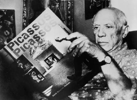 21 OCTOBER 1961 PABLO PICASSO INSPECTS A BOOK ABOUT HIS WORKS BY DAVID DOUGLAS DUNCAN THAT IS DUE TO COME OUT ON HIS 80TH BIRTHDAY. PICTURED AT PICASSO S HOME LA CALIFORNIA IN VALLAURIS, FRANCE.  UnitedArchives01074180