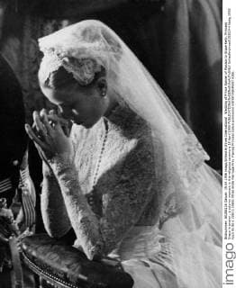 Wedding of Prince Rainier of Monaco to Grace Kelly. Princess Grace in prayer , a solumn moment in the religious ceremony 19 April 1956  UnitedArchives01532244