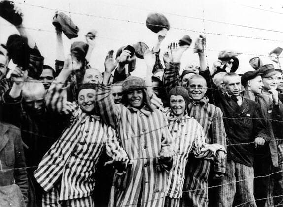 IMAGO History, Zweiter Weltkrieg: 1939 - 1945 Liberation of concentration camp prisoners at Dachau, Germany 1945  UnitedArchives01618030