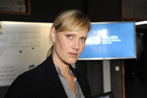 Die Schauspielerin und Dortmunder Tatort Kommissarin Anna Schudt (Kriminalhauptkommissarin Martina Bönisch) posiert am 06.08.2013 am Set bei Dreharbeiten zum vierten Tatort aus Dortmund Auf ewig Dein in Köln.