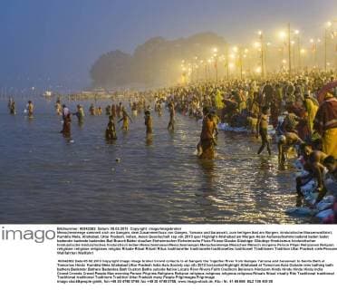 IMAGO Nature: Unsere Erde, Umweltprobleme, Überbevölkerung Menschenmenge sammelt sich am Sangam, dem Zusammenfluss von Ganges, Yamuna und Saraswati, zum heiligen Bad am Morgen, hinduistische Massenwallfahrt, Kumbha Mela, Allahabad, Uttar Pradesh, Indien, Asien iblfbd03151751.jpg