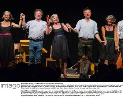 Die Geschwister Well verneigen sich nach dem Konzert vor dem Publikum beim Theaterfestival Isny Ein Konzert der Geschwister Well (ehemals Mitglieder von Biermösl Blosn) auf dem Theaterfestival Isny im Allgäu. Die 6 von 15 Geschwistern bestehen aus Bärbi, Burgi, Moni, Christoph, Karli und Michael Well. Sie spielen Harfe und Zither, Hackbrett und D