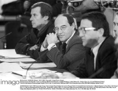 Diskussionsrunde (Runder Tisch) im Schloss Niederschönhausen in Berlin Pankow: Lothar Bisky (li.), Gregor Gysi (2.v.li.) und Wolfgang Schnur