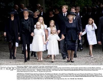 THE NETHERLANDS - LAGE VUURSCHE (FROM LEFT) Princess Mabel, princess Luana, princess Amalia, princess Zaria, princess Alexia, princess Beatrix and King Willem-Alexander walk to the church where the funeral of Prince Friso will be held. The prince is buried in the cemetery adjacent to the estate of Castle Drakensteyn. Vicar Carel ter Linden (L) welcomes them. HANDOUT KOEN VAN WEEL EDITORIAL USE ONLY  15809155