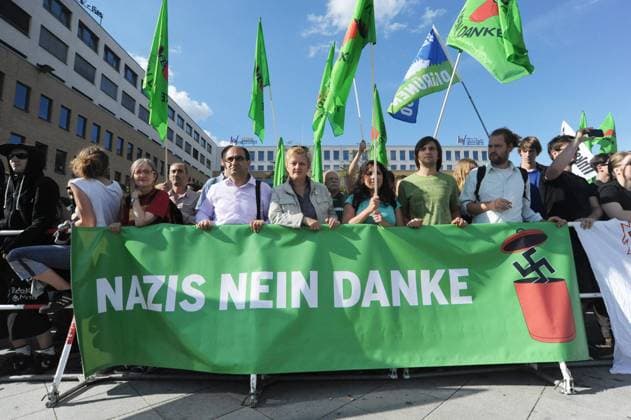 Hellersdorf Alice-Salomon-Pl.- NPD-Demo gegen Flüchtlingsheim in Hellersdorf und Gegendemo. Renate Künast mit Özcan Mutlu - Bündnis 90 Die Grünen
