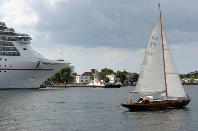 Segelboot, Kreuzfahrt-Schiff Carnival Legend und Personen-Fähre in Warnemünde
