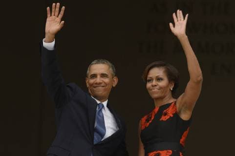Berühmte Feministinnen, Michelle Obama US President Barack Obama (L) and First Lady Michelle Obama wave from the top of the Lincoln Memorial at the conclusion of the Let Freedom Ring commemoration event in Washington, DC on August 28, 2013. The event was held to commemorate the 50th anniversary of the August 28, 1963 March on Washington led by the late Dr. Martin Luther King Jr., where he famously gave his I Have a Dream speech.  WAX20130828202