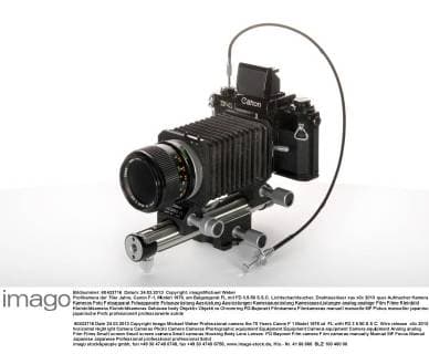 Profikamera der 70er Jahre, Canon F-1, Modell 1976, am Balgengerät FL mit FD 3,5-50 S.S.C. Lichtschachtsucher, Drahtauslöser