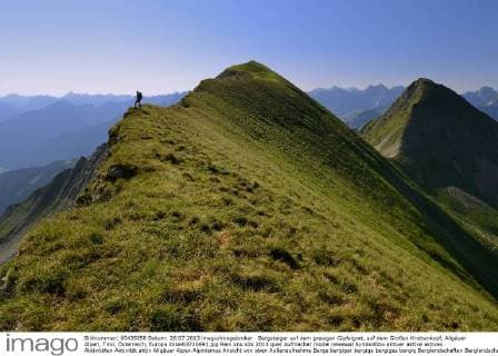 Bergsteiger auf dem grasigen Gipfelgrat, auf dem Großen Krottenkopf, Allgäuer Alpen, Tirol, Österreich, Europa iblsei03720691.jpg