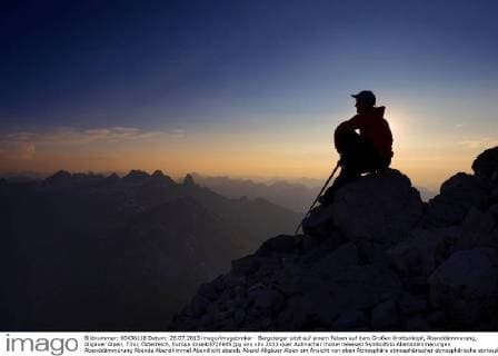 Bergsteiger sitzt auf einem Felsen auf dem Großen Krottenkopf, Abenddämmerung, Allgäuer Alpen, Tirol, Österreich, Europa iblsei03720645.jpg