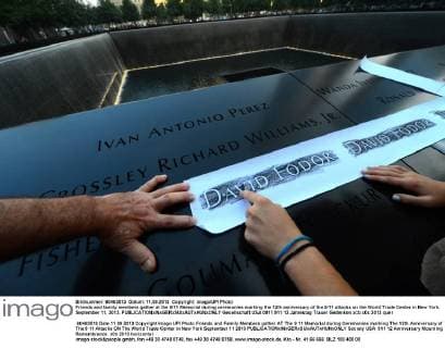 20 Jahre Anschläge vom 11. September: Gedenkkultur in den USA Friends and family members gather at the 9 11 Memorial during ceremonies marking the 12th anniversary of the 9 11 attacks on the World Trade Center in New York. September 11, 2013.  WAX20130911966