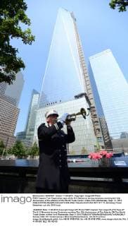 20 Jahre Anschläge vom 11. September: Gedenkkultur in den USA FDNY Captain Tom Engel plays taps at the 9 11 Memorial during ceremony marking the 12th Anniversary of the attacks on the World Trade Center in New York,Wednesday, Sept. 11, 2013.  WAX20130911993