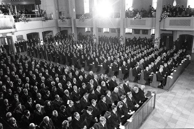 25. 10. 1977 - Staatsakt Hanns Matin Schleyer, Domkirche St.Eberhard in Stuttgart - - Helmut Schmidt, Waltraude Schleyer, Walter Scheel