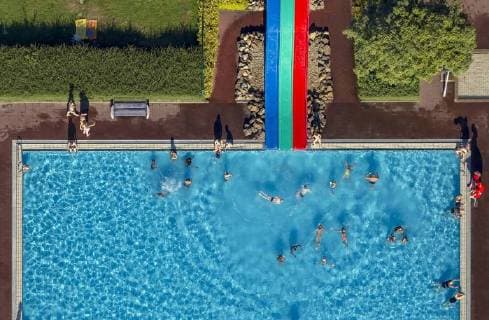 Freizeitbad Sternbusch Kleve, bunte Wasserrutsche, Kleve, Niederrhein, Nordrhein-Westfalen, Deutschland, Europa !ACHTUNGxMINDESTHONORARx60xEURO!