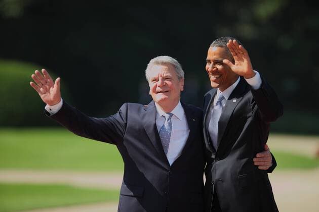Berlin, der US-amerikanische Präsident Barack Obama (r.) geht am Mittwoch (19.06.13) am Schloss Bellevue in Berlin mit Bundespräsident Joachim Gauck nach den militärischen Ehren durch den Park des Schlosses.