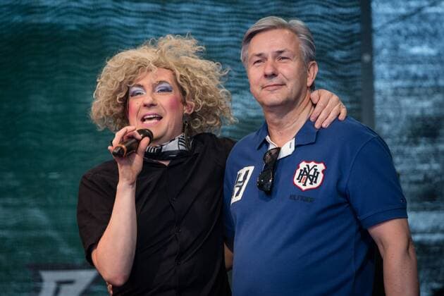Berlin, Berlins Regierender Buergermeister Klaus Wowereit (SPD, r.) bei der Eröffnung des schwul-lesbischen Stadtfestes, am Samstag (15.06.13) in Berlin.