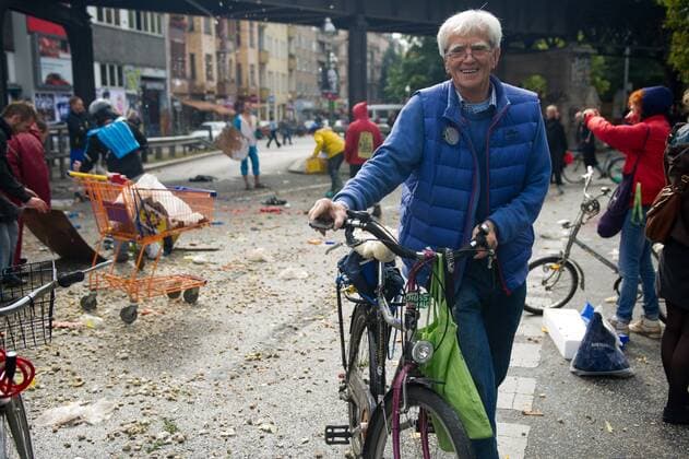 Berlin, Direktkandidat der Grünen, Hans-Christian Ströbele, geht am Sonntag (22.09.13) auf der Oberbaumbrücke nach der Wasser- und Gemüseschlacht zwischen den Stadtteilen Friedrichshain und Kreuzberg mit seinem Fahrrad.