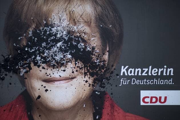 Merkel-Plakat, Teer und Feder DEU, Deutschland, Germany, Berlin, 22.09.2013 Plakat der CDU mit Motiv Foto Angela Merkel und Slogan Die Kanzlerin für Deutschland mit Teer und Federn beschmiert in Berlin. Der Landesverband Berlin der Satire-Partei Die Partei beruft sich dies mit dieser Aktion darauf, ihrer Alleinvertretungsanspruch damit symbolisch durchgesetzt zu haben. Im Rahmen der Plakatkampagne der CDU für den Bundestagswahlkampf der Bundestagswahl am 22. September 2013. Bundespolitik, Parteipolitik, Deutsche Politik, 2013, Wahlkampf, Wahlkämpfe, Wahl, Wahlen, Wahlplakat, Wahlplakate. Bundestagswahl, Deutschland, Plakat, Plakate, feature, Bundestagswahlen, Symbol, Symbolfoto, symbolisch, Symbolbild, Teer und Feder, gefedert, Graffiti, Schändung, geschändet, Beschmierung. Photo of Angela Merkel with the Slogan The Chancellor for Germany, Die Kanzlerin für Deutschland, covered wit