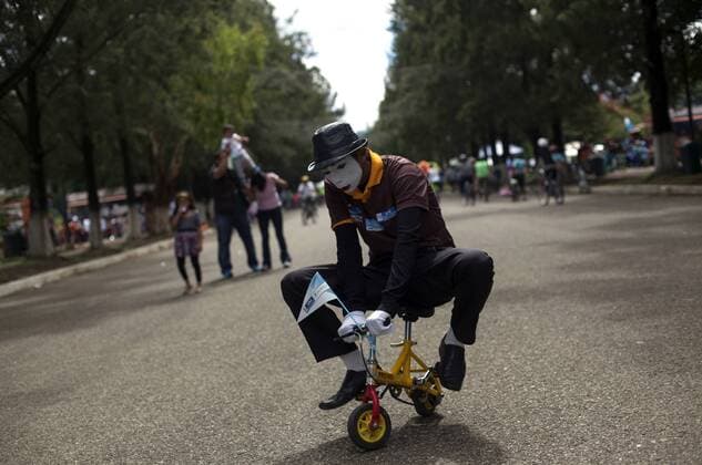 (130922) -- GUATEMALA CITY, Sept. 22, 2013 (Xinhua) -- A man in disguise rides a bicycle during a cyclists caravan organized to mark the World Car-free Day, in the City of Guatemala, capital of Guatemala, on Sept. 22, 2013.(Xinhua Luis Echeverria) (CORRECTION)GUATEMALA-GUATEMALA CITY-SOCIETY-CAR FREE DAY 