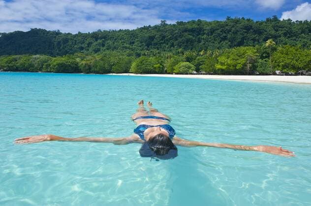  Frau treibt im Meer am Champagne Beach, Espiritu Santo, Provinz Sanma, Vanuatu, Ozeanien iblrun03577440.jpg
