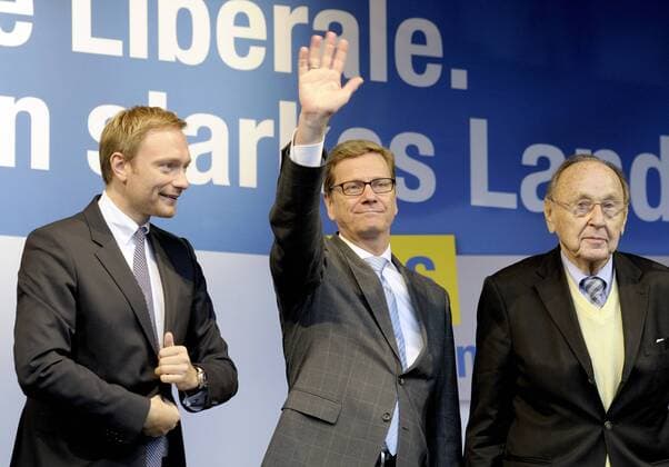 Bundesaussenminister Guido WESTERWELLE , Hans-Dietrich GENSCHER (r.) und Christian LINDNER (l.) , alle FDP , bei einer Wahlkundgebung in Bonn Guido WESTERWELLE , Hans-Dietrich GENSCHER(r.) and Christian LINDNER (l.) , all FDP , during a campaign rally in Bonn 19.09.2013