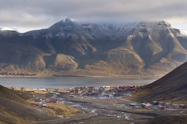  Der Ort Longyearbyen, Longyearbyen, Insel Spitzbergen, Inselgruppe Spitzbergen, Norwegen, Europa iblomk03743083.jpg