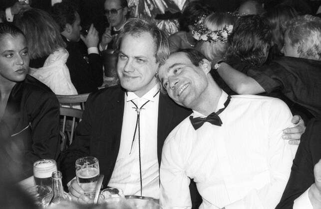 Uwe Ochsenknecht (li.) mit Heiner Lauterbach 01 88 rag Uwe Ochsenknecht (li.) mit Heiner Lauterbach im Januar 1988 beim Mathäser Filmball Deutschland deutsch deutsche deutscher Mann Männer Schauspiel Schauspieler Film TV Fernsehen actor german actors quer halb Portrait sitzen sitzend angelehnt anlehnend sw