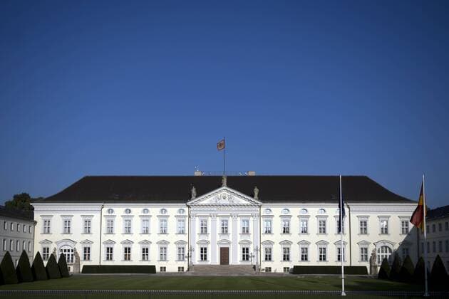 Schloss Bellevue DEU, Deutschland, Germany, Berlin, 03.10.2013 Schloss Bellevue, Amtsitz des Bundespraesidenten im Regierungsviertel in Berlin-Mitte. Praesidentschaft, Praesident, Symbol, Symbolbild, Symbolfoto, symbolisch, Sitz, Bundespraesident, Bundesrepublik Deutschland, Deutsche Politik, Architektur, Gebaeude, Bundespräsident, Amtssitz, Regierung, Tiergarten, Regierungsviertel, fruehklassizistisch, Fruehklassizismus, Gebaeude, Repraesentationsgebaeude, Sitz des Bundespraesidenten, Sehenswuerdigkeit, Bundespraesidenten, Regierung, Regierungsgebaeude, Macht, Herrschaft, Repraesentation, Staatsgebaeude, Wahrzeichen, Aussenansicht, Aussenaufnahme, Bauwerk, Berlin, feature, Europa, 2013, Wahrzeichen. Schloss Bellevue, the presidential palace Schloss Bellevue inside the Governments Quarter in Berlin. Politics, Germany, Government, Architecture, cityscape, Germany, monumental Building, Sy