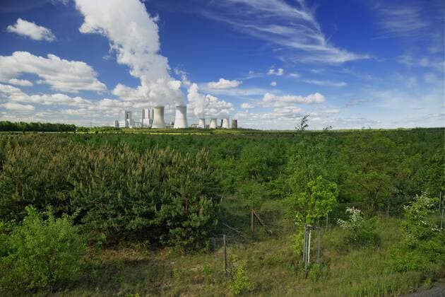 IMAGO Nature: Unsere Erde, Energiequellen, Kohlekraftwerke Rekultivierung am Kraftwerk Boxberg DEU Sachsen Nochten Â Rekultivierte Fläche auf der ehemaligen Innenkippe des Tagebaus Nochten, dahinter das Vattenfall Kraftwerk Boxberg. Der neue Kraftwerksblock R im sächsischen Braunkohlenkraftwerk Boxberg liefert seit 2012 Strom in das öffentliche Netz. Der Neubaublock mit 675 MW Leistung hat einen Wirkungsgrad von rund 44 Prozent und soll etwa 20 Prozent weniger CO2 ausstossen als ältere Braunkohlekraftwerke. Der Kraftwerksstandort Boxberg hat eine installierte Gesamtleistung von 2.575 Megawatt. Das im Grundlastbereich betriebene Kraftwerk Boxberg ging in den 70er Jahren mit einer installierten Gesamtleistung von 3 520 Megawatt an den Start. Die beiden 500 MW Blöcke (Werk III) wurden im Zeitraum 1992 bis 1995 mit Umwelttechnik nachgerüstet und ertüchtigt. Die 12x 210-MW Blöcke wurden hingegen stillgelegt und werden abgerissen. (