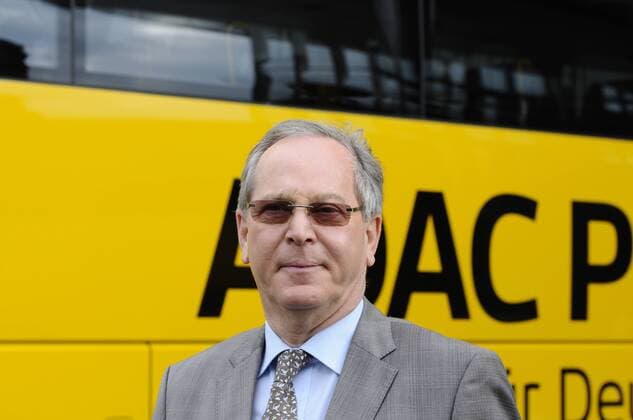 Der ADAC Präsident Peter Meyer bei der ADAC Postbus Pressekonferenz am 09.10.2013 in der Konzernzentrale der Deutschen Post in Bonn. Der Automobilclub ADAC und die Deutsche Post stellen ihr gemeinsames Fernbus-Angebot vor.