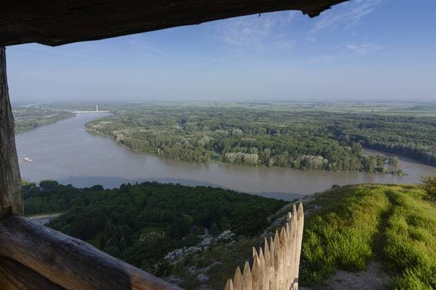 Blick vom Braunsberg von der Rekonstruktion eines keltischen Wachturms auf die Donau bei Hochwasser und den Nationalpark Donauauen in Hainburg an der Donau, Österreich, Niederösterreich, Donau