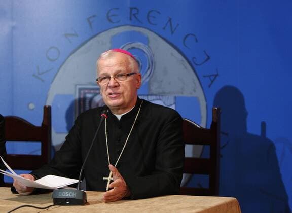 Archbishop Michalik at a press conference after his shocking words about problem of paedophilia in Polish church PHOTO: STANISLAW KOWALCZUK EAST NEWS. 08 10 2013 WARSZAWA N Z: ARCYBISKUP JOZEF MICHALIK PROSTUJE SWOJE SLOWA NA KONFERENCJI PRASOWEJ EN_01100638_0004 