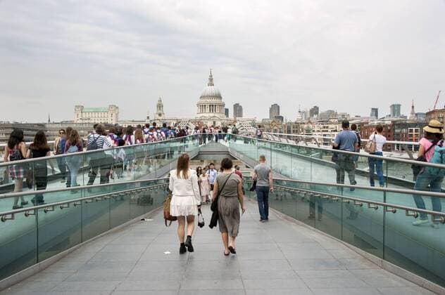 Reisen, Europa, Grossbritannien, England, London; Passanten auf der Millennium Bridge, Southbank, im Hintergrund St. Pauls Paul s Cathedral.
