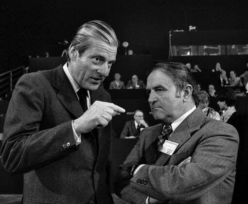24. CDU Parteitag (vom 24.-26. Mai 1976 in Hannover). Im Foto: CDU Abgeordnete li. Dr. Walter Leisler-Kiep und Hermann Schnipkoweit