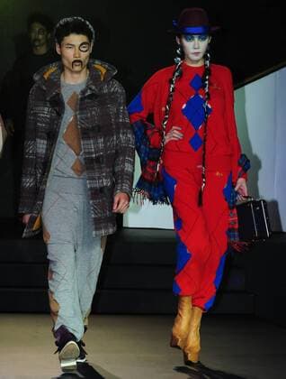 Models present creations by Vivienne Westwood during a fashion show in Taipei, southeast China s Taiwan, Oct. 15, 2013. (Xinhua) (ry) CHINA-TAIPEI-FASHION SHOW (CN) 