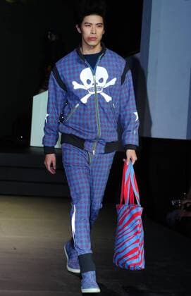 A model presents a creation by Vivienne Westwood during a fashion show in Taipei, southeast China s Taiwan, Oct. 15, 2013. (Xinhua) (ry) CHINA-TAIPEI-FASHION SHOW (CN) 