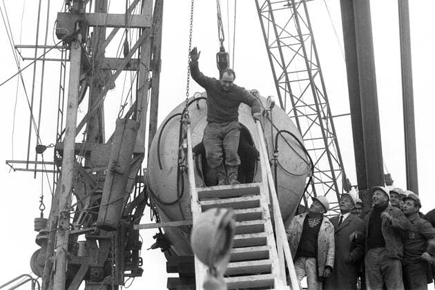 Vor 50 Jahren, am 24. Oktober 1963, wurden in einem Stollen der Eisenerzgrube Lengede-Broistedt bei Peine 129 Bergleute in 60 m Tiefe verschüttet. Die Rettung von 11 eingeschlossenen Bergleuten nach 14 Tagen ging als Wunder von Lengede in die Geschichte ein, Die Rettungsaktion Barbecke ist beendet, drei eingeschlossene Bergleute werden am 1. November 1963 aus 82 Metern Tiefe gerettet, hier steigt der erste glücklich eine Treppe herunter aus einer Druckkammer, in der sie nach ihrer Rettung mit der Dahlbuschbombe dekomprimiert wurden, beobachtet von den an der Rettungsbohrung beteiligten Arbeitern, Grubenunglück und Wunder von Lengede im Oktober November 1963, SW-Aufnahme, 01.11.1963. Grubenunglück von Lengede, Alter Mann, Schacht Mathilde, Wunder von Lengede, Bergmann, Kumpel, Bergleute, Wassereinbruch, Grube, Erzbergwerk, Bergwerk, Unter Tage, Rettung, Dahlbuschbombe, Rettungsb