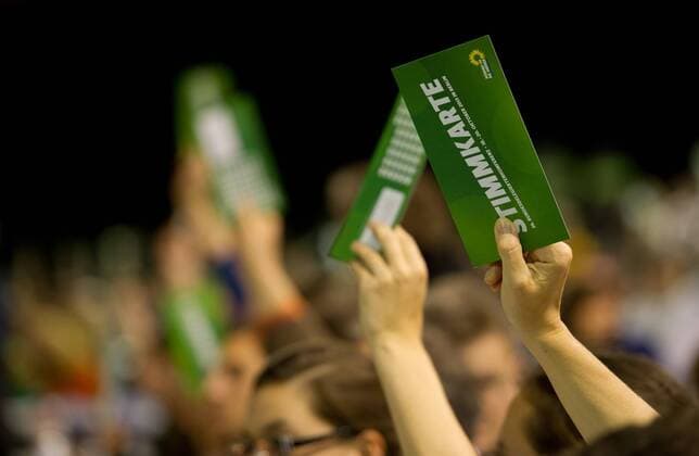 Berlin, Delegierte beim Bundesparteitag der Partei Die Grünen heben am Freitag (18.10.13) in Berlin ihre Stimmkarte.