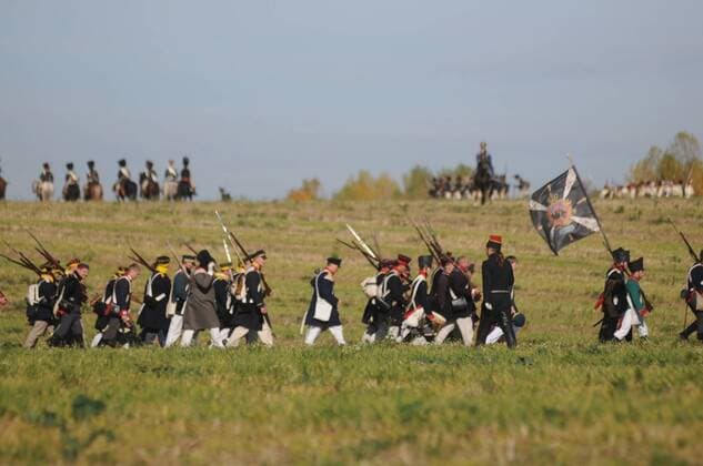 Leipzig Markkleeberg 200 Jahre Völkerschlacht 100 Jahre Völkerschlachtdenkmal. Markkleeberg. 6000 Akteuren aus 26 Nationen haben am Wochenende 19. und 20. 10. 2013 Kämpfe der Völkerschlacht vor 200 Jahren nachgestellt. Auf einem rund 500 000 Quadratmeter großen Gelände bei Markkleeberg wurden Gefechte zwischen Infanteristen, Kavalleristen und der Artillerie nachempfunden. Völkerschlacht Völkerschlachtdenkmal Historisch Denkmal Kriege Schlachten Europa Napoleon Sachsen Leipzig Wachau.