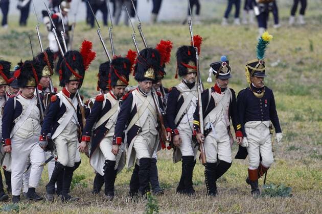 200 Jahre Voelkerschlacht DEU Sachsen Markkleeberg Â Napoleonische Truppen: Zum 200. Jahrestag der Voelkerschlacht bei Leipzig 1813 kamen 6.000 Akteure aus aller Welt, um in Wachau bei Markkleeberg die historischen Kampfhandlungen von 1813 nachzustellen. Auf dem 500.000 qm grossen Gefechtsfeld gestalten Soldaten und Offiziere in historischen Uniformen mit Artillerie, Kavallerie und Infanterie das Historische Gefecht. Sie machten den 20.10.2013 zu einem Ereignis von bisher unerreichter Dimension in der europaeischen Reenactment-Szene der napoleonischen Epoche. Im Herbst 1813 tobte vor den Toren der Stadt Leipzig die bis dahin goesste und blutigste Feldschlacht. In der Voelkerschlacht bei Leipzig kaempften ca. 600.000 Soldaten aus ganz Europa, ca. 100.000 Tote waren am Ende zu beklagen. Die Alliierten Russland, Preussen, Oesterreich, Schweden und England fuegten dem franzoesischen Heer