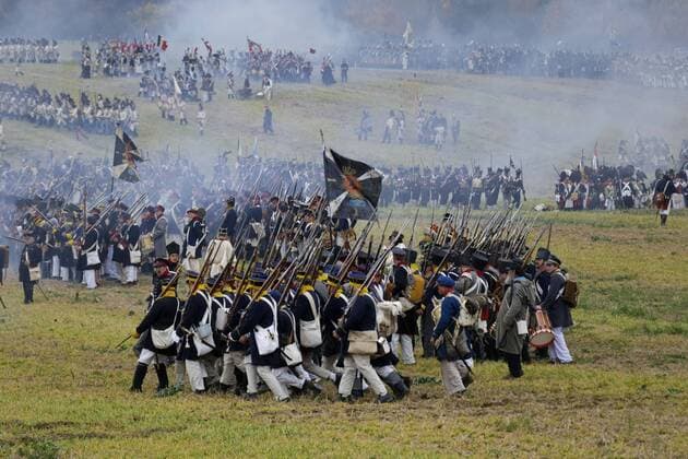 200 Jahre Voelkerschlacht DEU Sachsen Markkleeberg Â Schweden und Russen auf Seiten der alliierten Truppen: Zum 200. Jahrestag der Voelkerschlacht bei Leipzig 1813 kamen 6.000 Akteure aus aller Welt, um in Wachau bei Markkleeberg die historischen Kampfhandlungen von 1813 nachzustellen. Auf dem 500.000 qm grossen Gefechtsfeld gestalten Soldaten und Offiziere in historischen Uniformen mit Artillerie, Kavallerie und Infanterie das Historische Gefecht. Sie machten den 20.10.2013 zu einem Ereignis von bisher unerreichter Dimension in der europaeischen Reenactment-Szene der napoleonischen Epoche. Im Herbst 1813 tobte vor den Toren der Stadt Leipzig die bis dahin goesste und blutigste Feldschlacht. In der Voelkerschlacht bei Leipzig kaempften ca. 600.000 Soldaten aus ganz Europa, ca. 100.000 Tote waren am Ende zu beklagen. Die Alliierten Russland, Preussen, Oesterreich, Schweden und England
