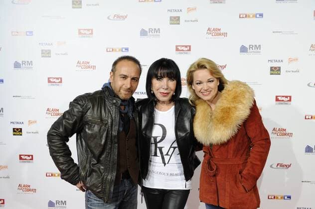 Der Schauspieler Erdogan Atalay (l), seine Freundin Katja Ohneck (r) und Charity Lady Brigitte Christoph (m) kommen am 21.10.2013 zur Premiere der Auftaktfolge der neuen Staffel der RTL Serie Alarm für Cobra 11 - Auferstehung nach Köln. Die neue Staffel der RTL Actionserie startet am 24.10.2013 um 20:15 Uhr