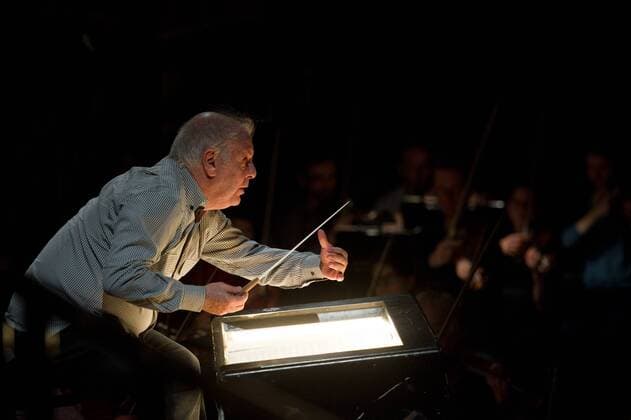 Berlin, Der musikalische Leiter und Dirigent Daniel Barenboim am Mittwoch (23.10.13) in der Staatsoper im Schillertheater in Berlin bei der Fotoprobe des Stücks Sacre unter Regie von Sasha Walz.
