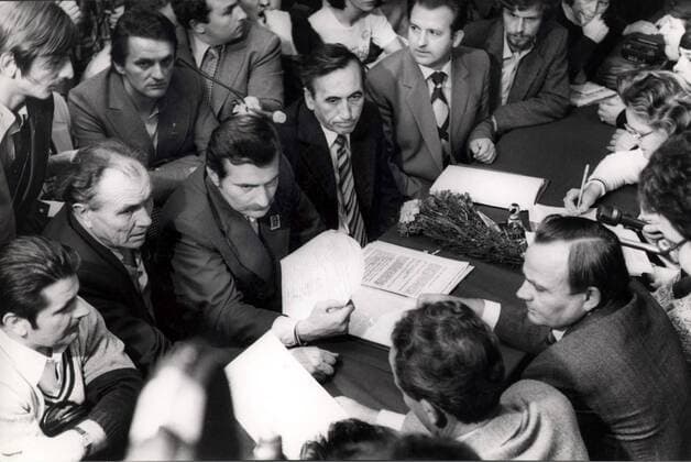 Unterzeichnung des Abkommens zwischen Solidarnosc und Regierung in Warschau: Henryk Mazul, Lech Walesa, Tadeusz Mazowiecki, Marian Jurczyk, Bogdan Lis - 16010h 