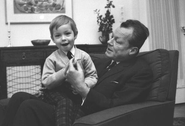 Deutschland, Berlin, 1967 - Willy Brandt (BRD) mit Sohn Matthias in Berlin.