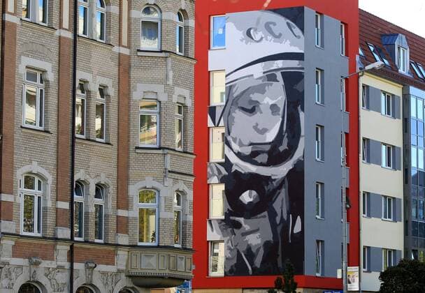 Juri Gagarin 30.10.13 , Erfurt, Bild von Raumfahrer Juri Gagarin an einer Hauswand am Juri-Gagarin-Ring Juri Gagarin war der erste Kosmonaut im Weltall